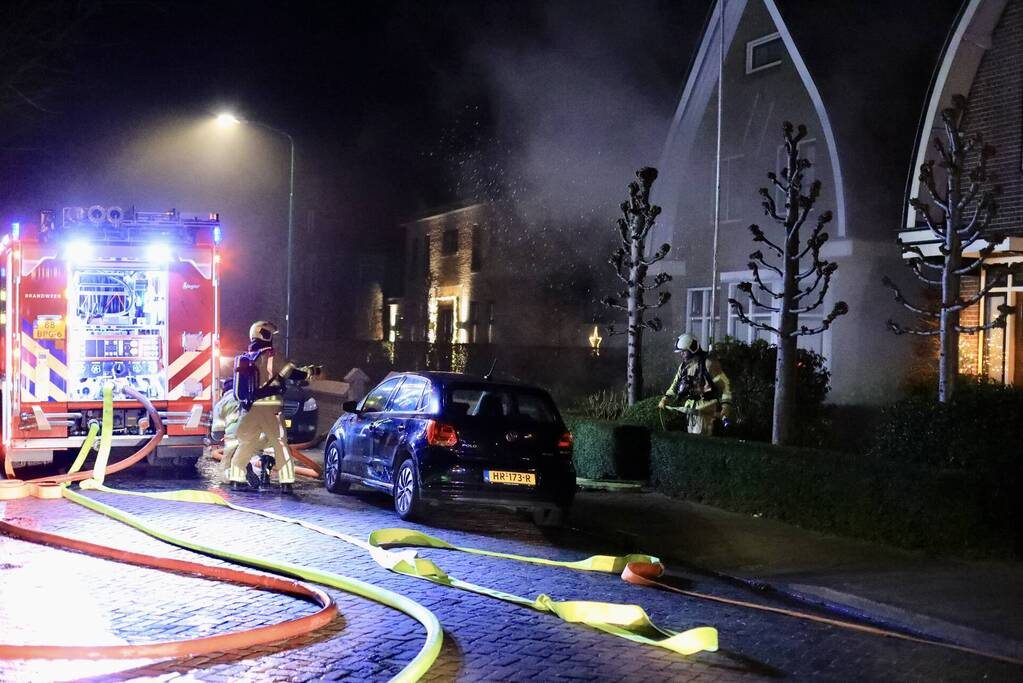 Enorme vlammen bij brand in schuur