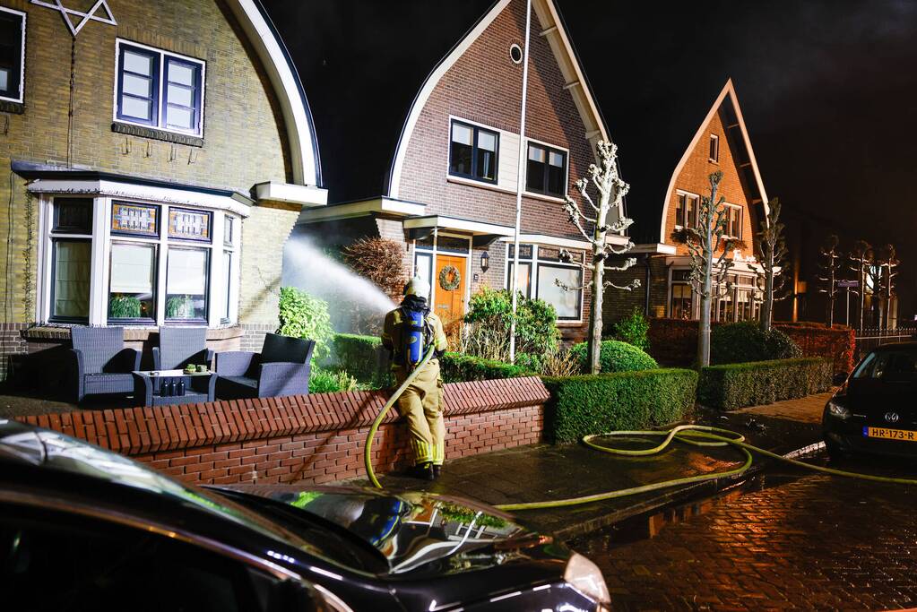 Enorme vlammen bij brand in schuur