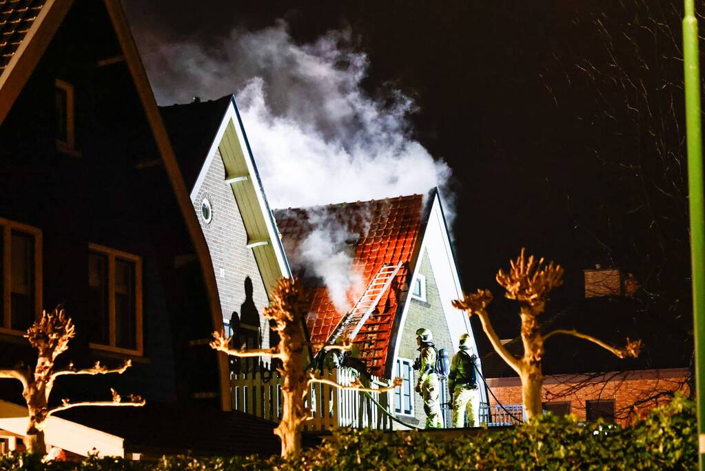 Enorme vlammen bij brand in schuur
