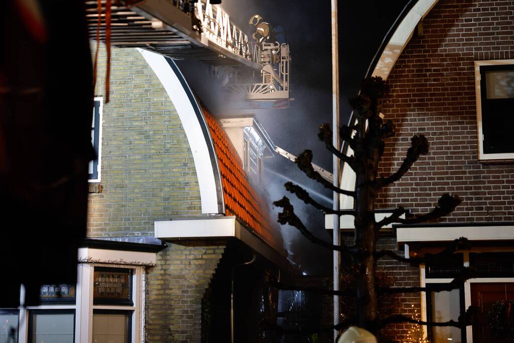 Enorme vlammen bij brand in schuur