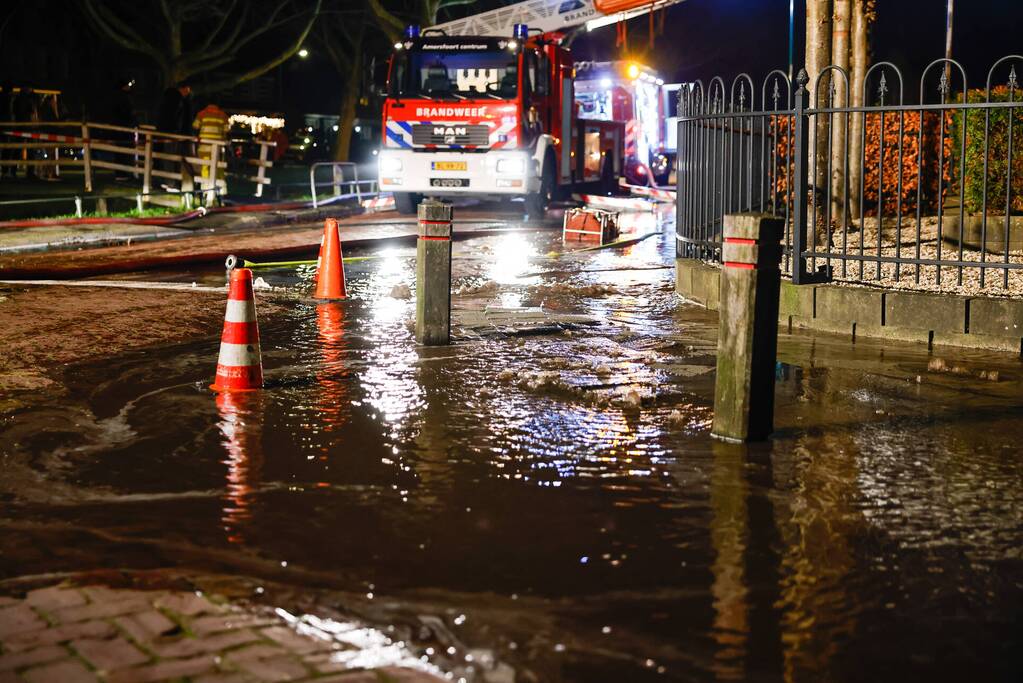 Enorme vlammen bij brand in schuur