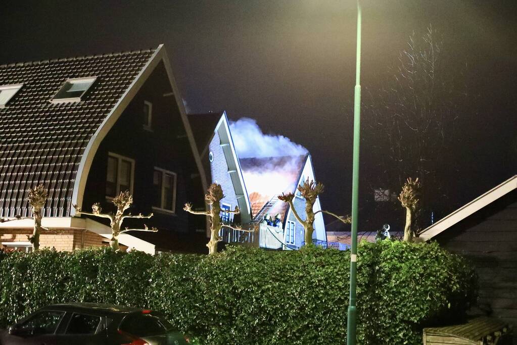Enorme vlammen bij brand in schuur