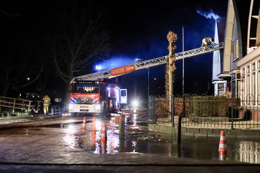 Enorme vlammen bij brand in schuur