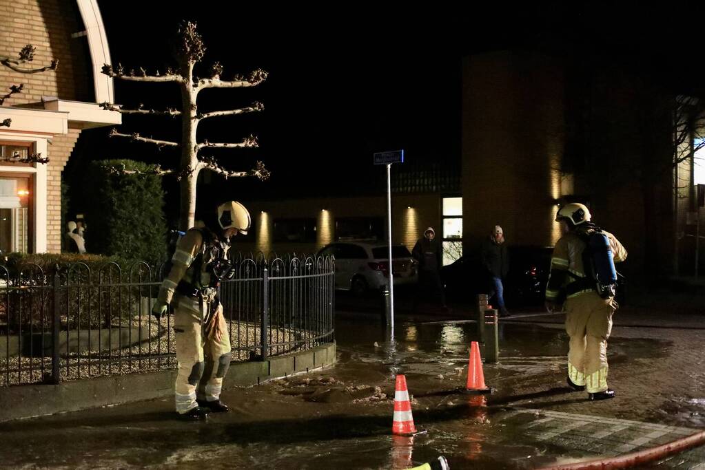 Enorme vlammen bij brand in schuur