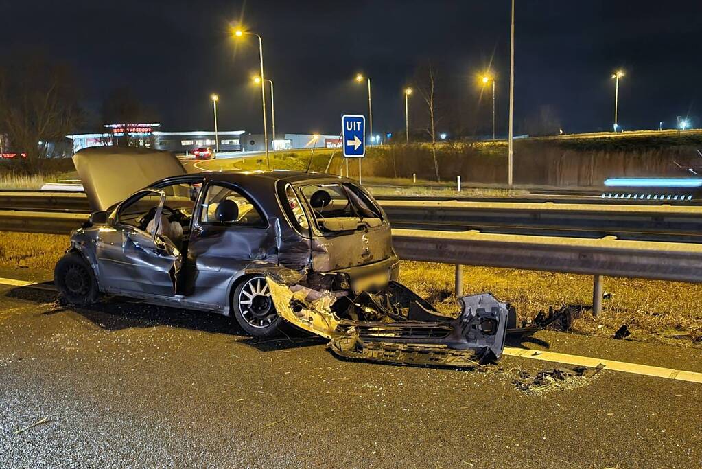 Auto raakt in slip op de snelweg en crasht met ander voertuig