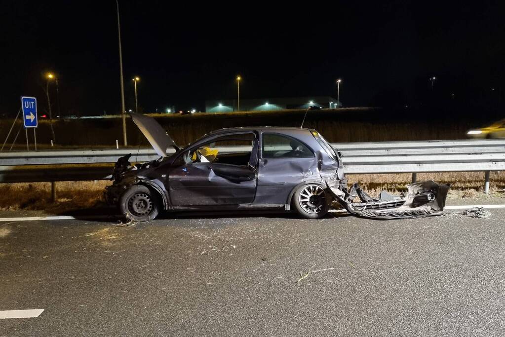 Auto raakt in slip op de snelweg en crasht met ander voertuig