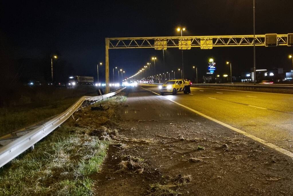 Auto raakt in slip op de snelweg en crasht met ander voertuig