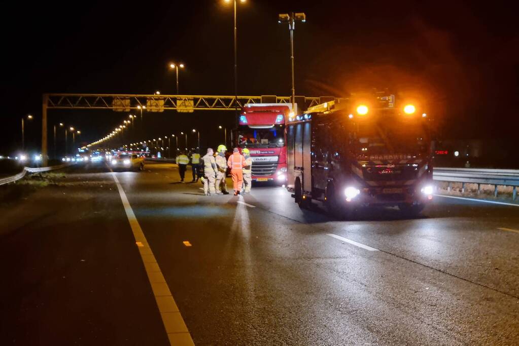 Auto raakt in slip op de snelweg en crasht met ander voertuig