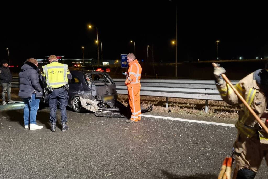 Auto raakt in slip op de snelweg en crasht met ander voertuig