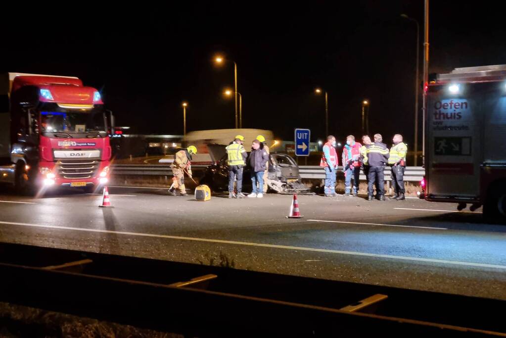 Auto raakt in slip op de snelweg en crasht met ander voertuig