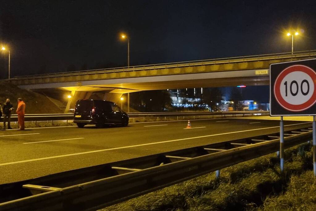 Auto raakt in slip op de snelweg en crasht met ander voertuig