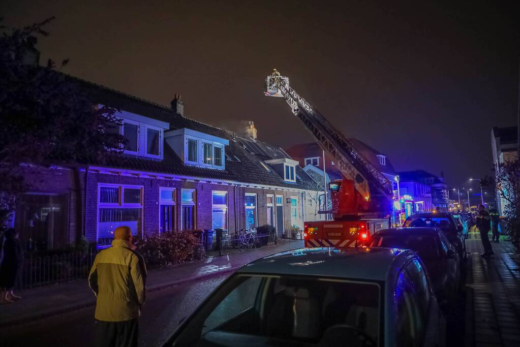 Veel rookontwikkeling door brand in schoorsteen van woning