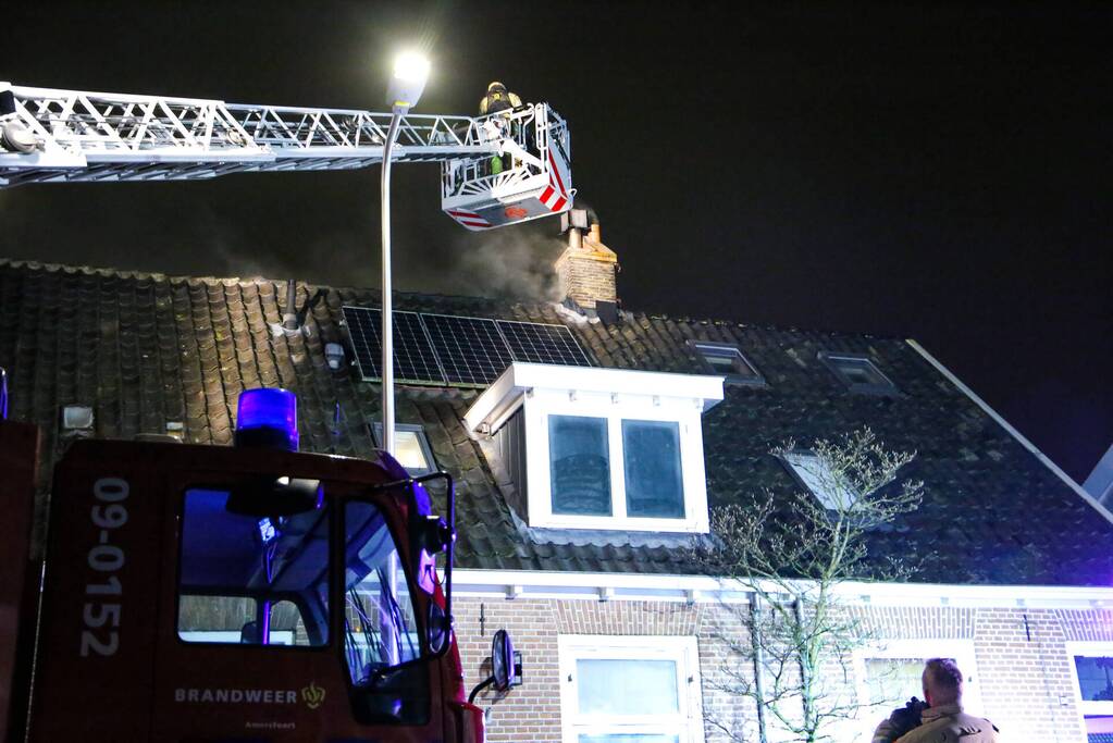 Veel rookontwikkeling door brand in schoorsteen van woning