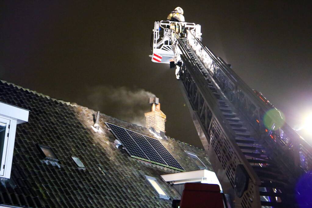Veel rookontwikkeling door brand in schoorsteen van woning