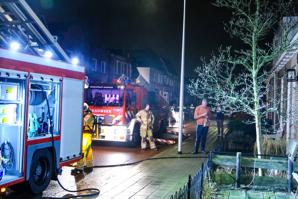 Veel rookontwikkeling door brand in schoorsteen van woning