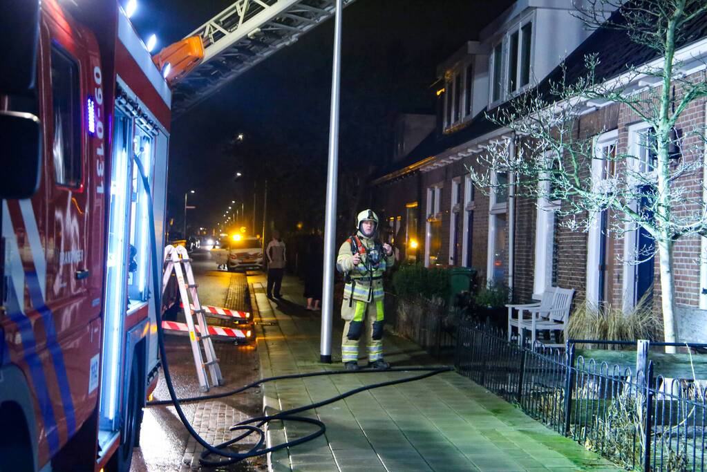 Veel rookontwikkeling door brand in schoorsteen van woning