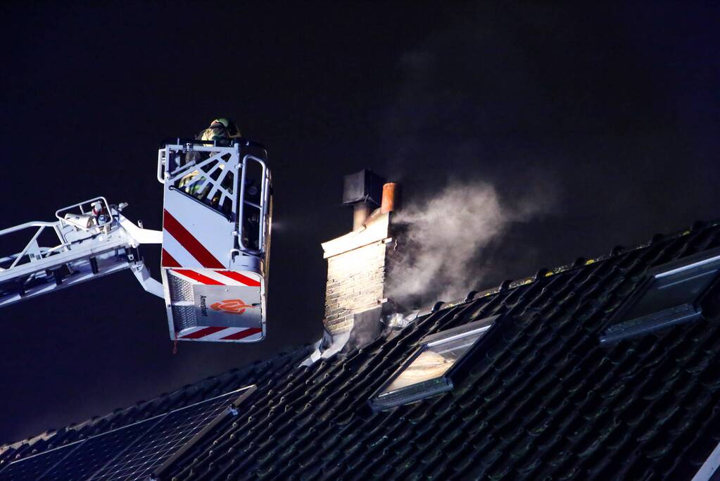 Veel rookontwikkeling door brand in schoorsteen van woning