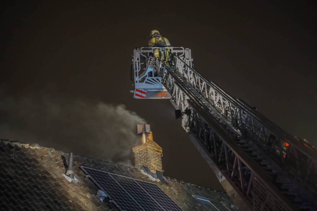 Veel rookontwikkeling door brand in schoorsteen van woning