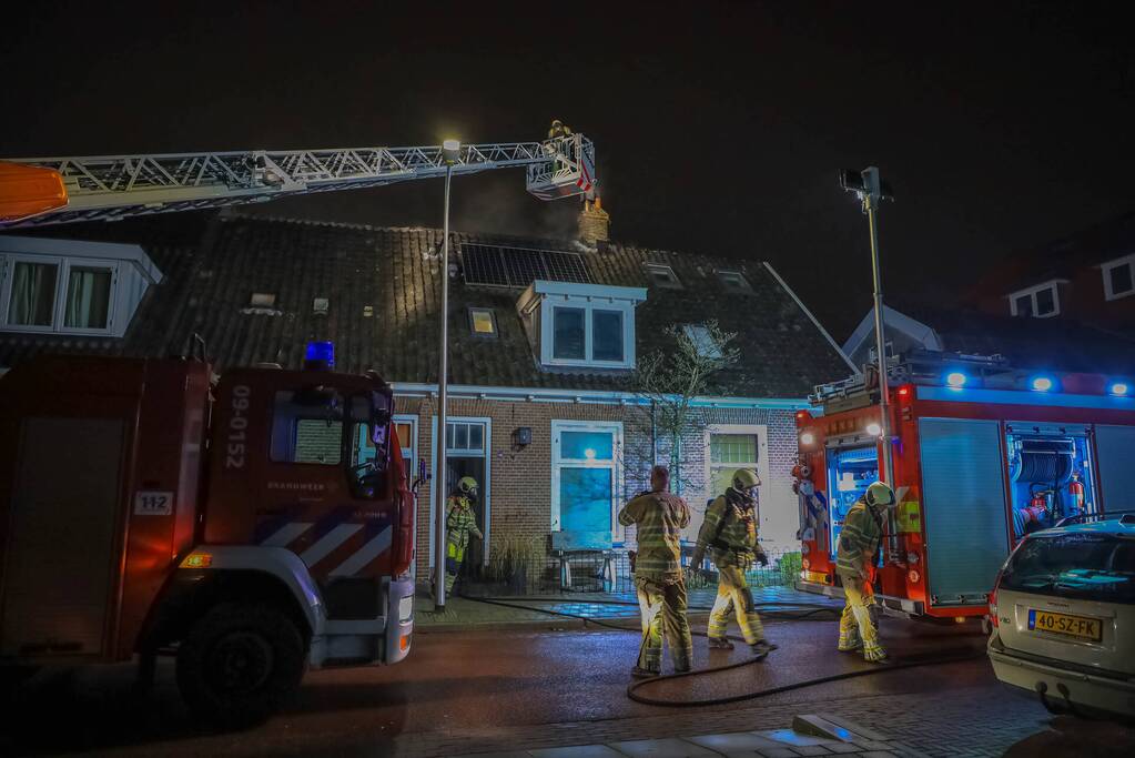 Veel rookontwikkeling door brand in schoorsteen van woning