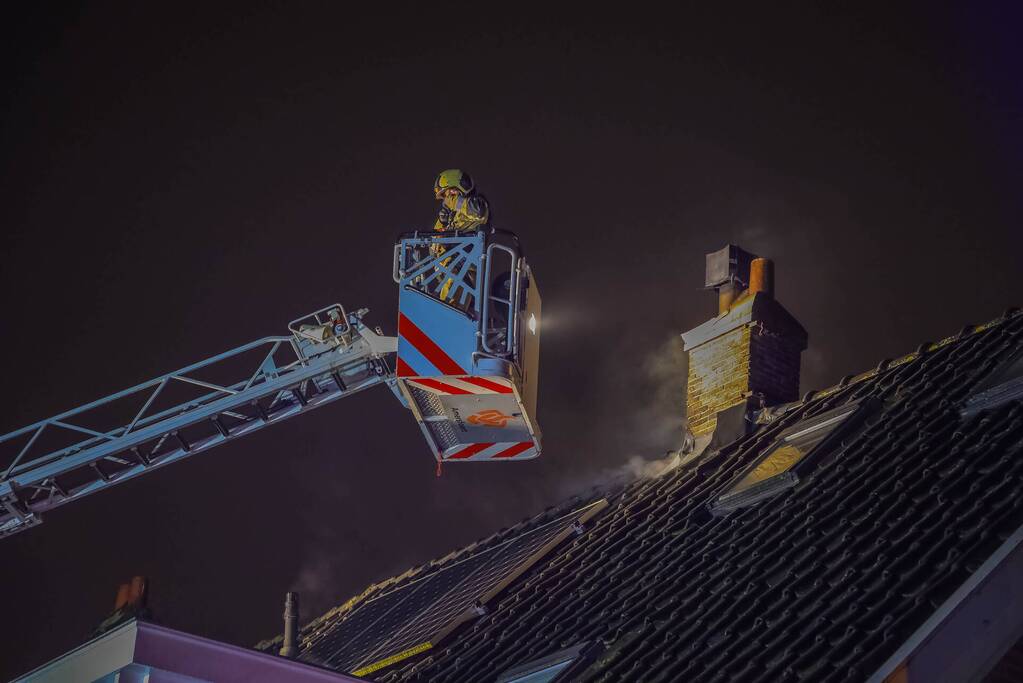 Veel rookontwikkeling door brand in schoorsteen van woning