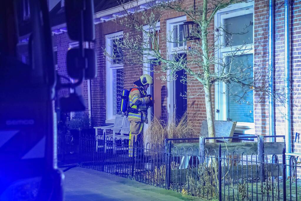 Veel rookontwikkeling door brand in schoorsteen van woning