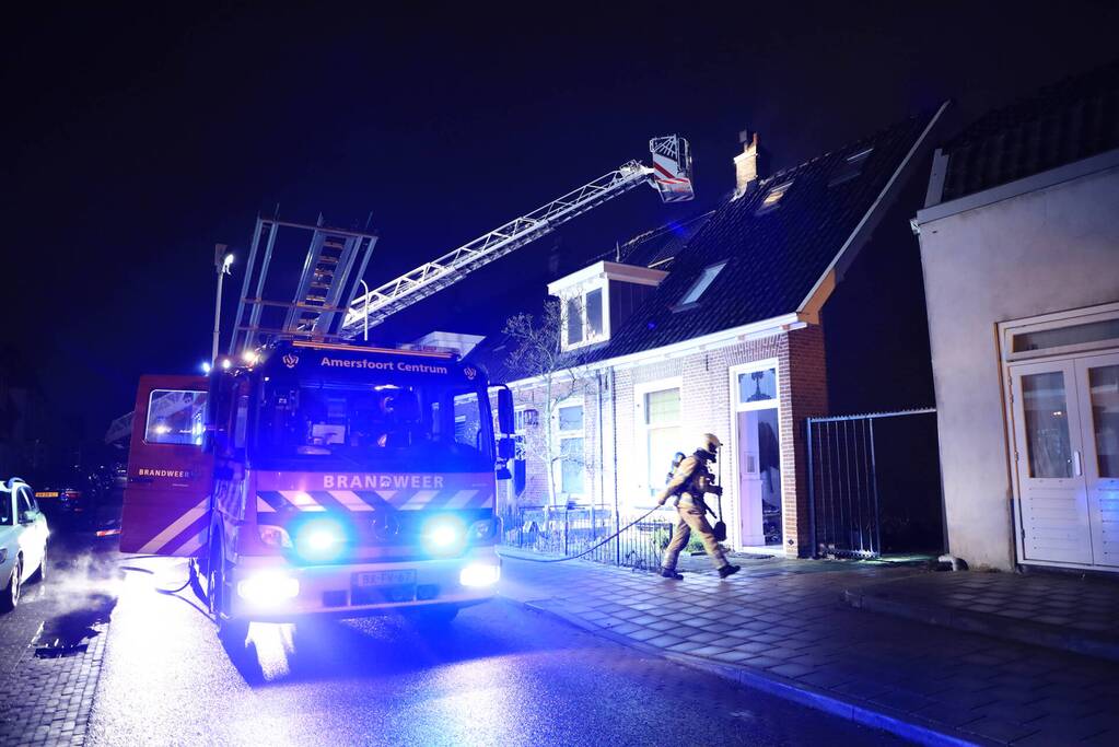 Veel rookontwikkeling door brand in schoorsteen van woning