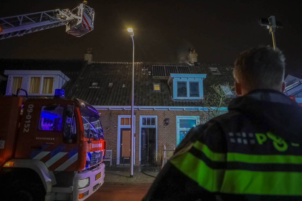 Veel rookontwikkeling door brand in schoorsteen van woning