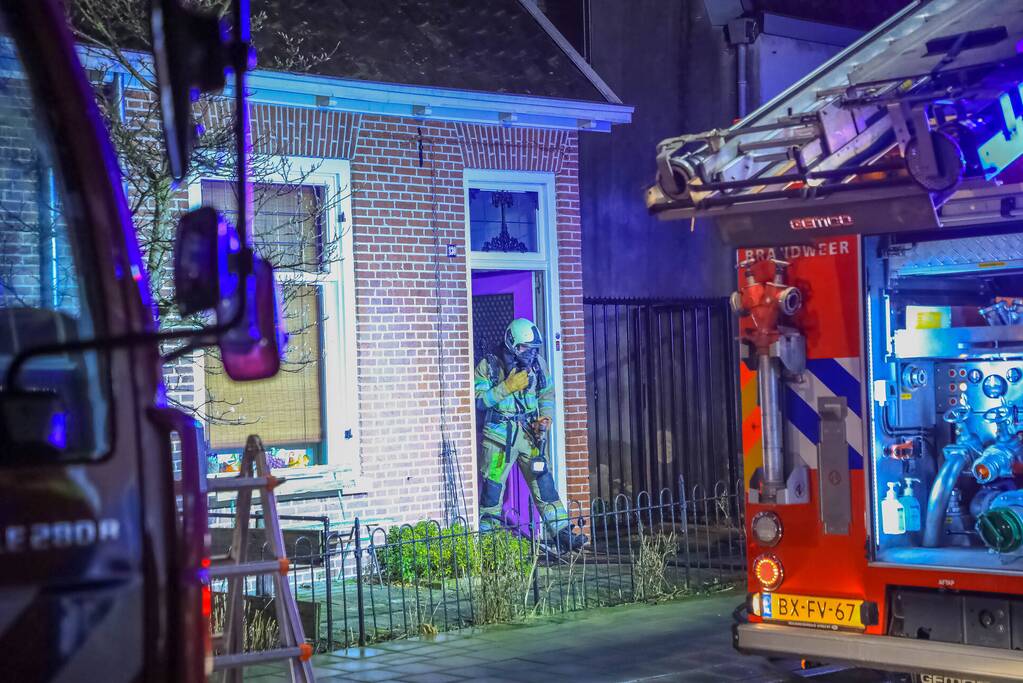 Veel rookontwikkeling door brand in schoorsteen van woning