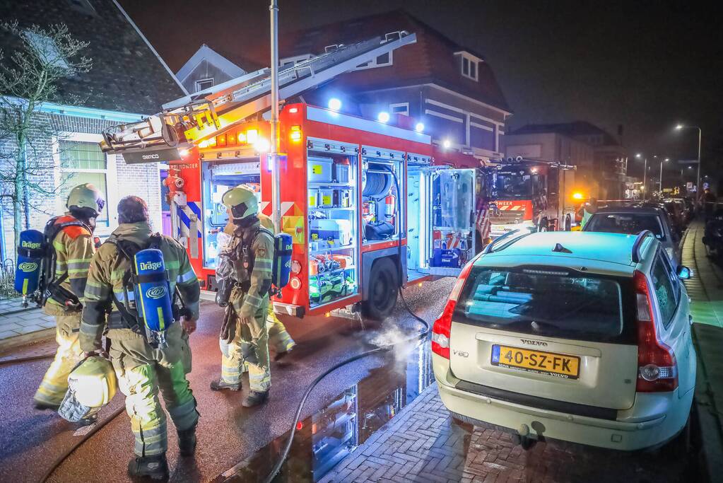 Veel rookontwikkeling door brand in schoorsteen van woning