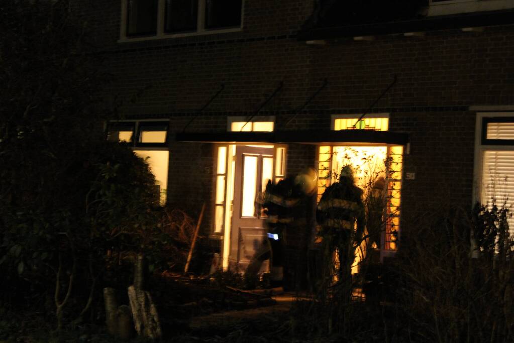 Brandweer breekt schoorsteen open na brandlucht