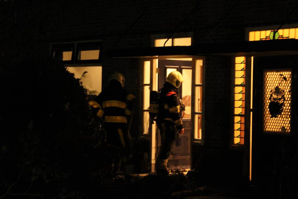 Brandweer breekt schoorsteen open na brandlucht