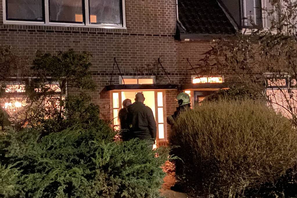 Brandweer breekt schoorsteen open na brandlucht