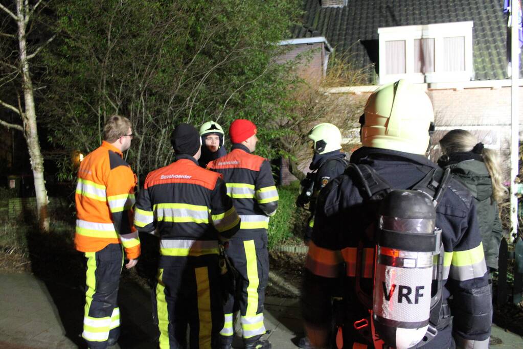 Brandweer breekt schoorsteen open na brandlucht