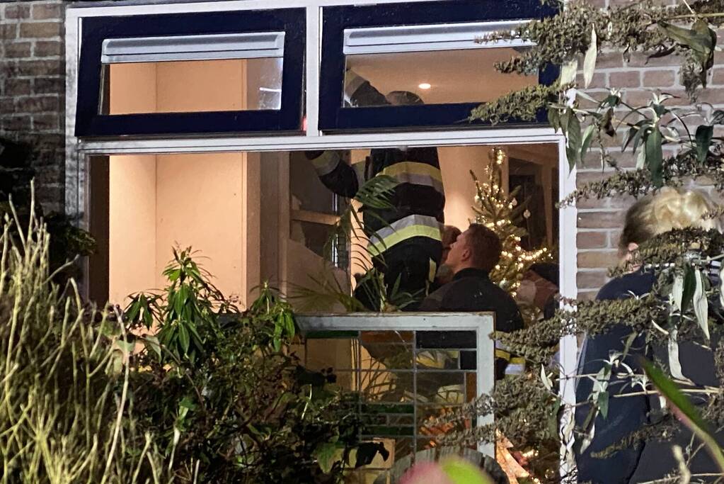 Brandweer breekt schoorsteen open na brandlucht