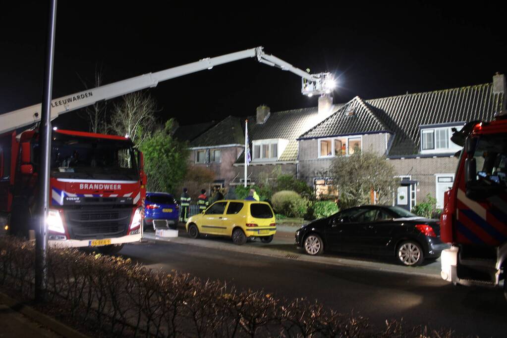 Brandweer breekt schoorsteen open na brandlucht