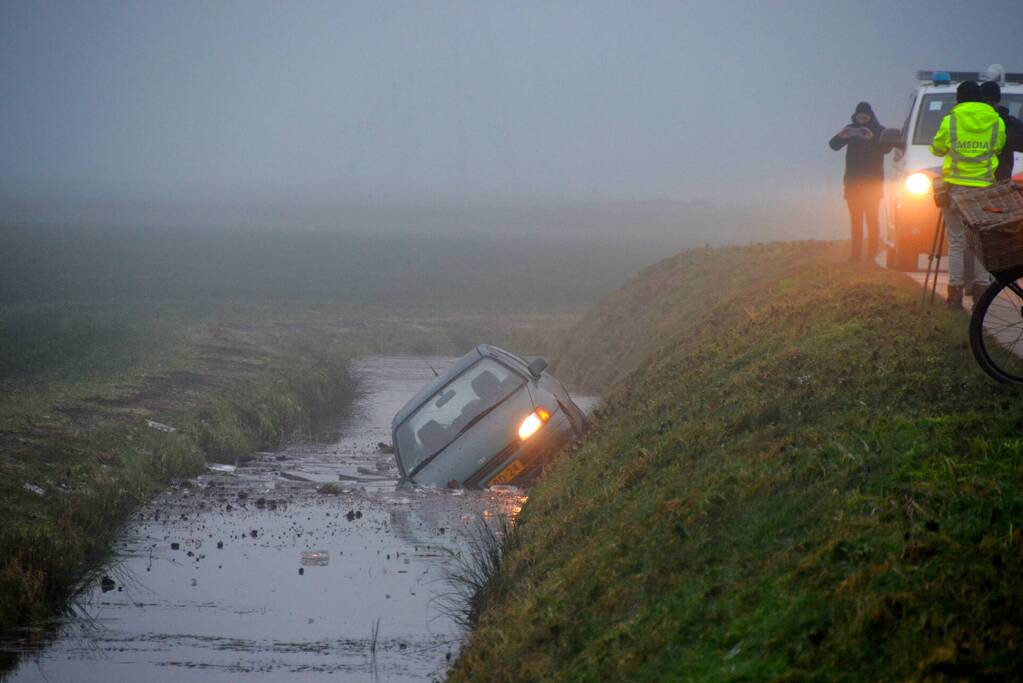 Auto belandt in sloot door spekgladde weg