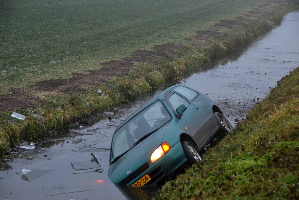 Auto belandt in sloot door spekgladde weg