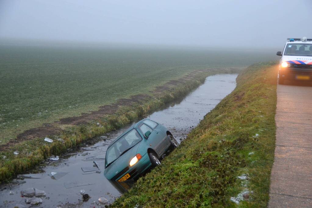 Auto belandt in sloot door spekgladde weg