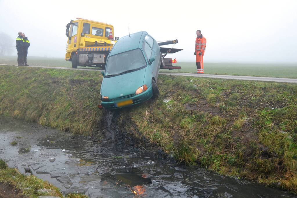 Auto belandt in sloot door spekgladde weg