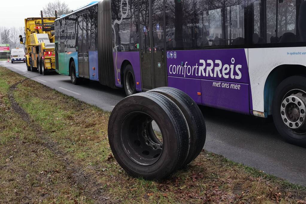 Flinke schade nadat lijnbus wiel verliest