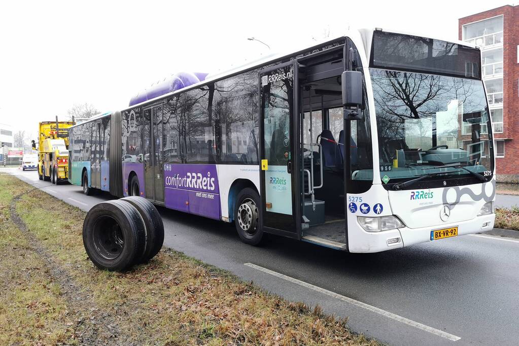 Flinke schade nadat lijnbus wiel verliest