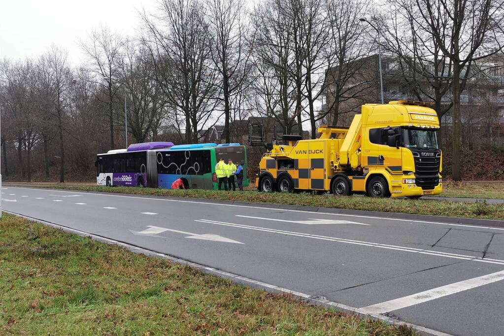 Flinke schade nadat lijnbus wiel verliest