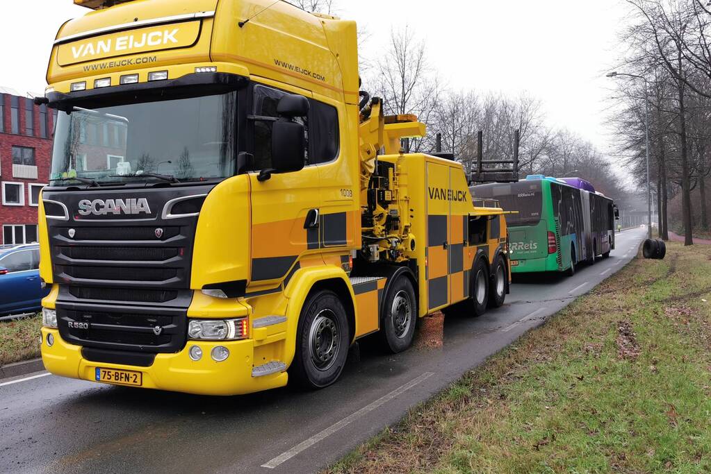 Flinke schade nadat lijnbus wiel verliest
