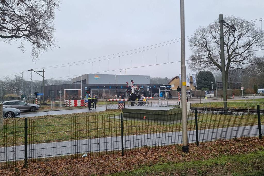 Weggebruikers duwen spoorboom omhoog bij storing