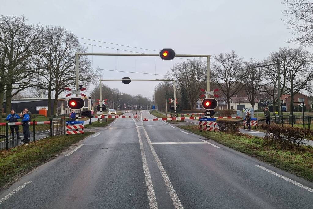 Weggebruikers duwen spoorboom omhoog bij storing