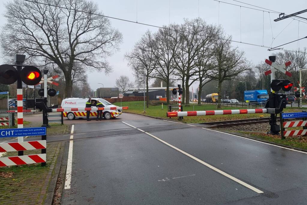 Weggebruikers duwen spoorboom omhoog bij storing