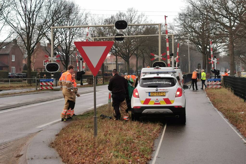 Weggebruikers duwen spoorboom omhoog bij storing