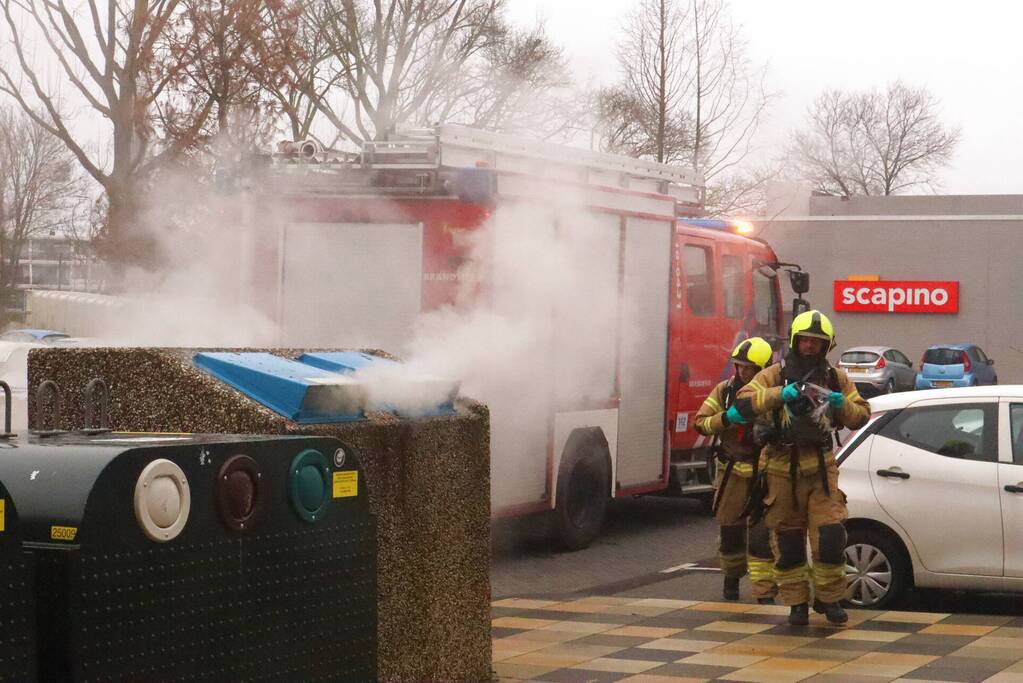 Veel rook bij containerbrand Winkelcentrum Walburg