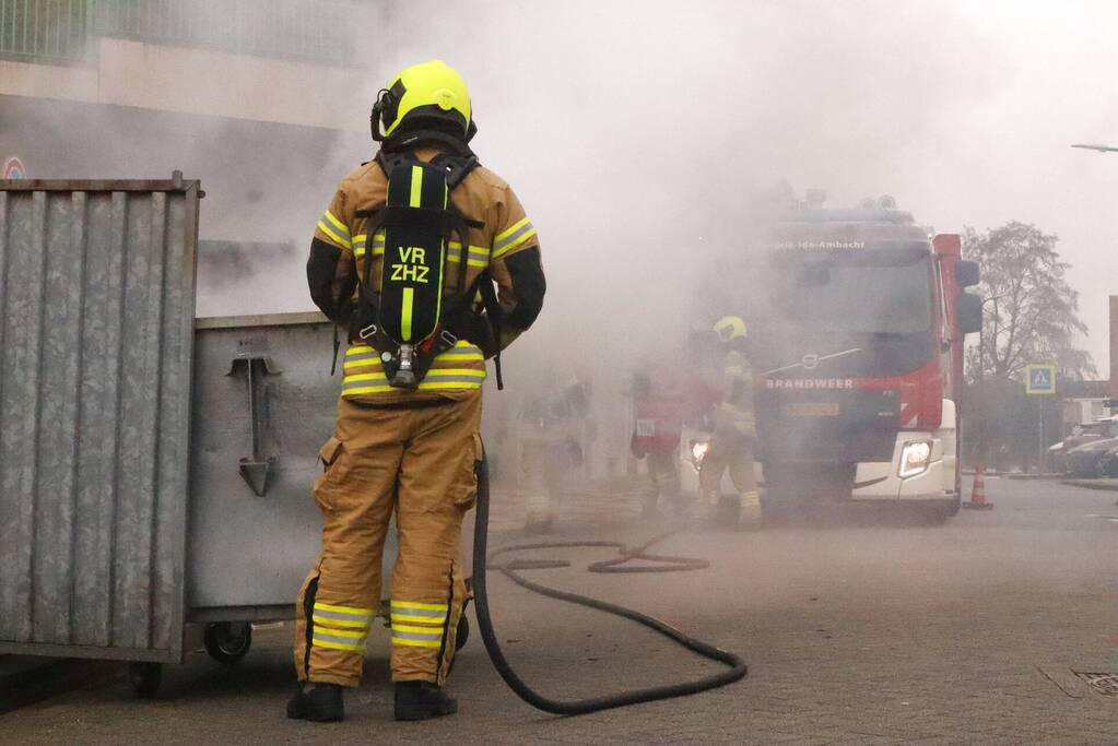 Veel rook bij containerbrand Winkelcentrum Walburg