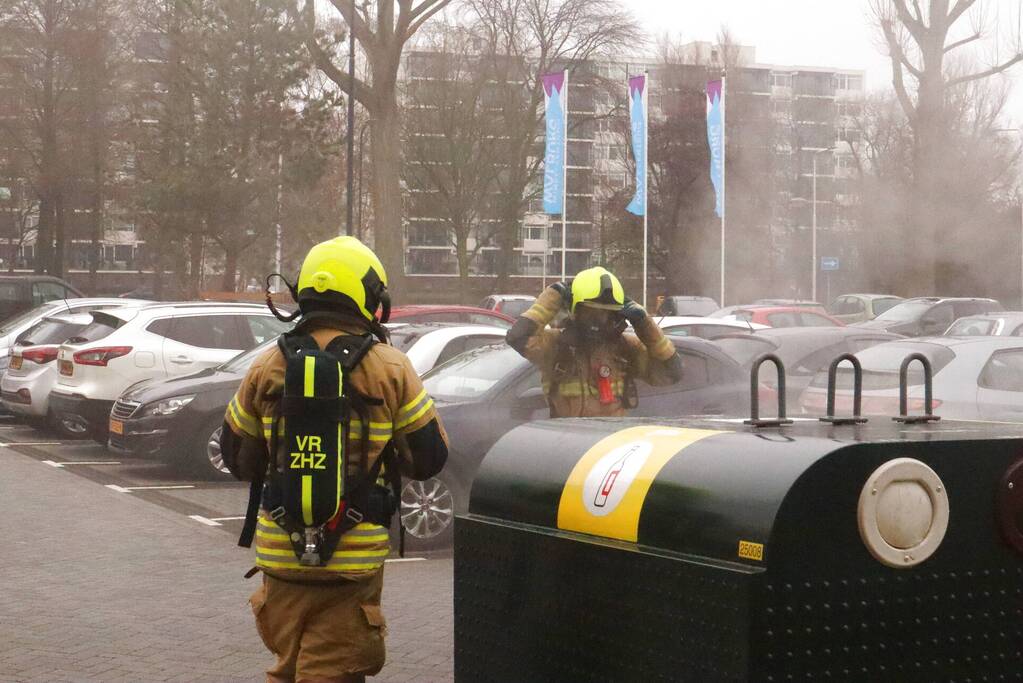 Veel rook bij containerbrand Winkelcentrum Walburg